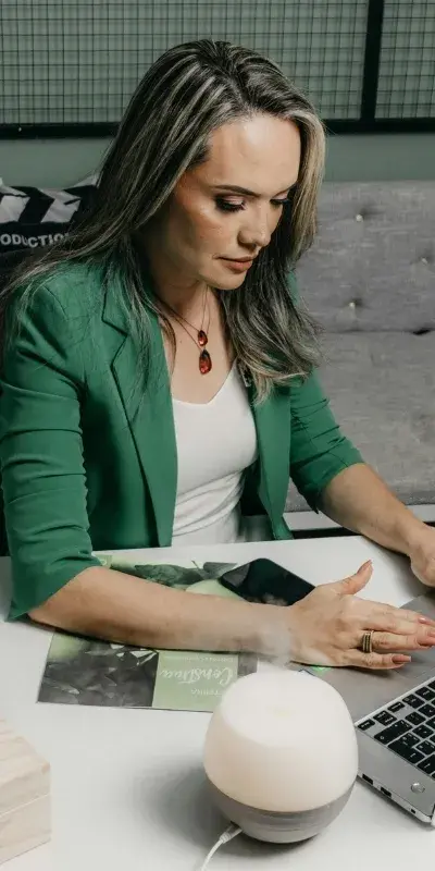 Modelo en un espacio de trabajo con un Humidificador Caricia Aromática