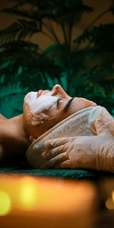 Modelo utilizando una Crema Facial de Caricia Aromática